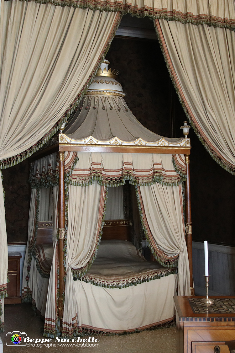 VBS_6699 - Villa Pisani - Stra (Venezia).jpg - STANZA DA LETTO DEL VICERE' EUGENIO DE BEAUHARNAIS  Questa camera da letto fa parte dell'appartamento del viceré Eugenio realizzato ai primi dell'Ottocento. Il letto a baldacchino è stato inserito nella preesistente struttura ad alcova: ai lati si trovano due porte, quella di sinistra comunica con un piccolo camerino di servizio, quella di destra dà accesso attraverso una scala al magnifico bagno al piano terreno. 